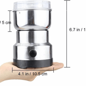 molino eléctrico para café y especias color plata de acero inoxidable con tapa transparente y granos de café recién molidos.