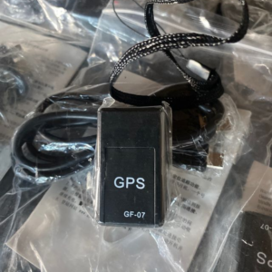 gps mini gf-07 localizador negro compacto con imán potente para rastreo vehicular y personal.