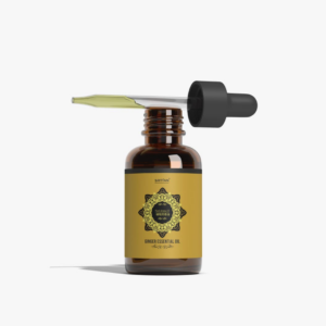 frasco de aceite de jengibre con gotero junto a una raíz de jengibre fresca en un entorno de spa relajante