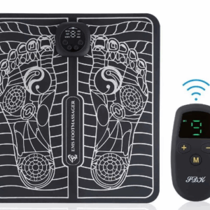 tapete electroestimulador de pies negro con panel de control digital y pies posicionados para terapia de pulsos eléctricos