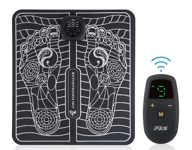 tapete electroestimulador de pies negro con panel de control digital y pies posicionados para terapia de pulsos eléctricos