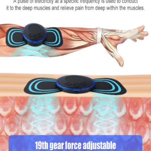 mini masajeador eléctrico color azul de tres patas vibratorio funcionando sobre el hombro para alivio muscular