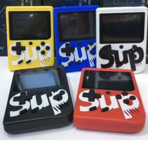 consola portátil sup roja con pantalla encendida mostrando el menú de juegos retro y botones amarillos clásicos.