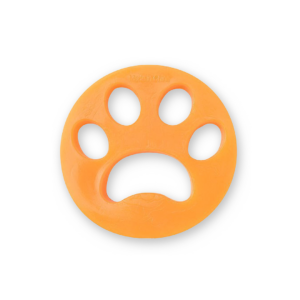 rodillo eliminador de pelo de mascotas blanco y rojo recolectando pelo de perro de un sillón gris de tela.