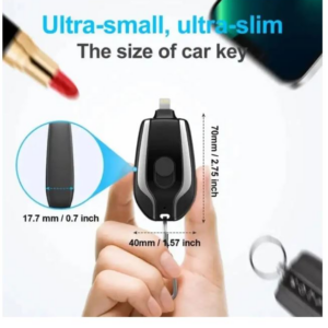 mini batería de llavero negra ultra compacta con conector tipo c retráctil junto a unas llaves de casa para escala de tamaño.