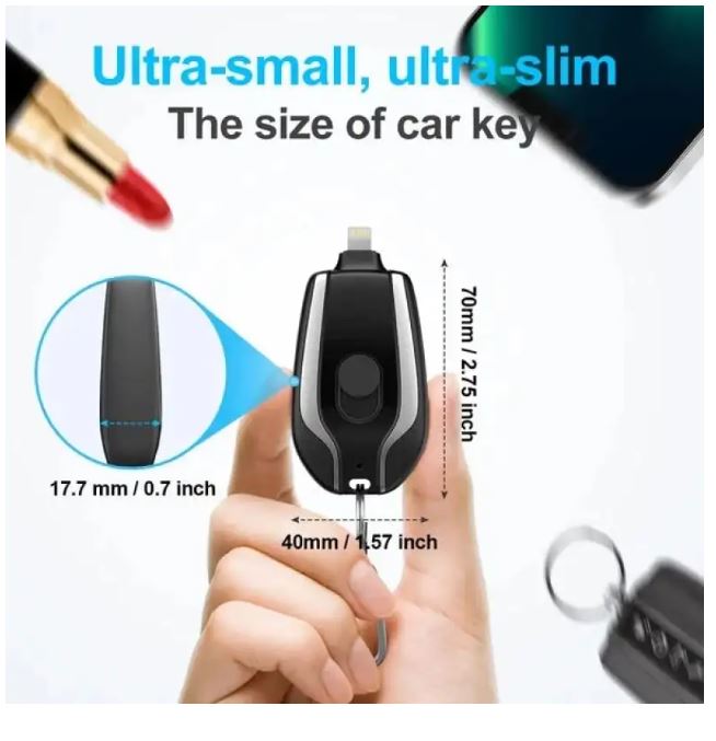 mini batería de llavero negra ultra compacta con conector tipo c retráctil junto a unas llaves de casa para escala de tamaño.