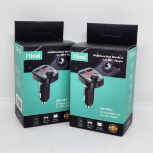 transmisor de audio bluetooth x8 negro con pantalla led azul insertado en el encendedor de un coche mostrando el puerto usb de carga rápida.