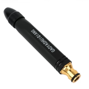 boquilla pulverizadora de alta presión de latón ajustable lanzando un chorro de agua potente para lavar la llanta de un automóvil