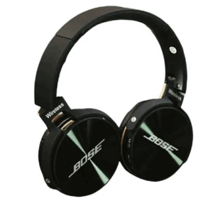 audífonos negros estilo bose con almohadillas de piel sintética suave y logotipo elegante sobre un escritorio minimalista de oficina.