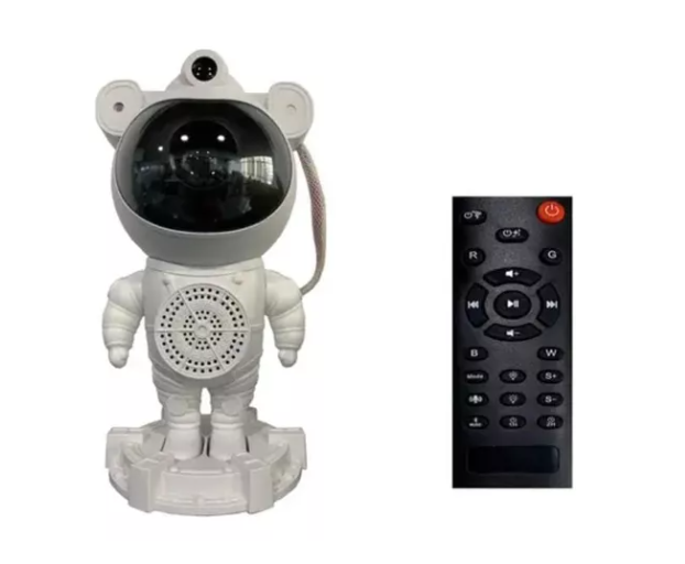 proyector en forma de astronauta blanco con cabeza magnética proyectando una nebulosa de colores azul y rosa en el techo de una habitación oscura.