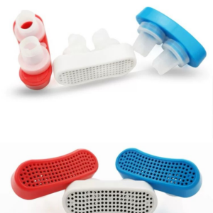 clip antironquidos transparente con imanes en las puntas dentro de su estuche circular protector de viaje.