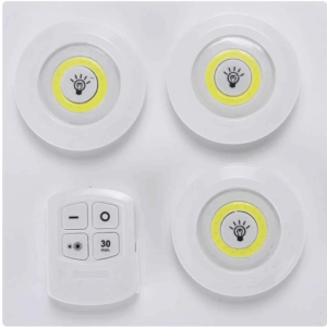set de 4 luces led táctiles inalámbricas redondas de color blanco instaladas bajo un gabinete de cocina iluminando la barra.