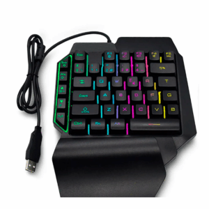 teclado gamer negro con retroiluminación led rgb en colores arcoíris resaltando las teclas mecánicas sobre un escritorio oscuro profesional