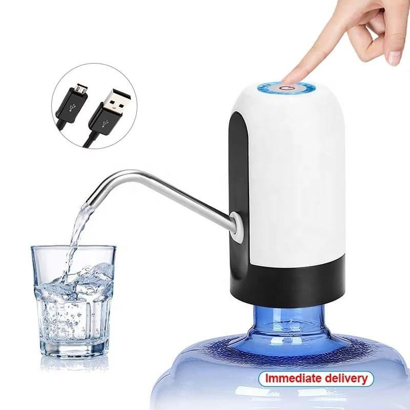 dispensador de agua automático blanco con botón led azul sirviendo agua en un vaso desde un garrafón de 20 litros.