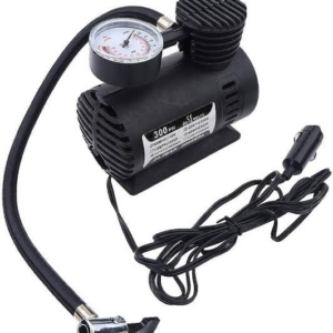 mini compresor de aire portátil negro conectado al encendedor de un auto inflando una llanta ponchada en carretera.