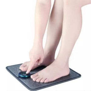 tapete masajeador de pies electroestimulación EMS color negro con panel de control digital y pies posicionados para terapia de pulsos.