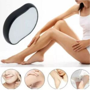 depilador de cristal ergonómico color oro rosa exfoliando suavemente la piel de una pierna femenina dejando una superficie lisa.