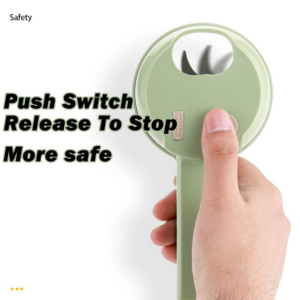 picador eléctrico de verduras inalámbrico color verde con cuchillas de acero inoxidable picando ajos y chiles.