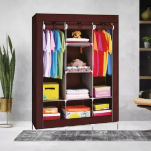 clozzyestante organizador de ropa con estructura de tubos de acero negros y entrepaños de tela gris mostrando ropa colgada y doblada.